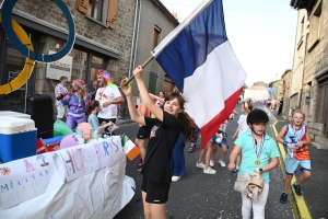 Montfaucon-en-Velay : les classes en 4 défilent pour leur changement de dizaine (vidéo)