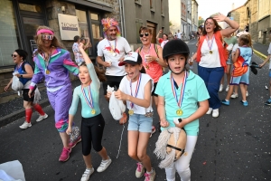 Montfaucon-en-Velay : les classes en 4 défilent pour leur changement de dizaine (vidéo)