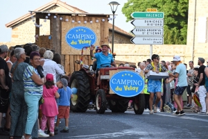 Montfaucon-en-Velay : les classes en 4 défilent pour leur changement de dizaine (vidéo)