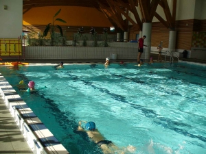 Les élèves de CP-CE1-CE2 de l&#039;école Saint-Joseph de Beauzac en cycle natation