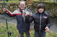 Jean-Jacques Carrot et son fils Théo, d&#039;Yssingeaux, apprécient la pêche sur l&#039;Auze près du village de &quot;Chambonnet&quot;.