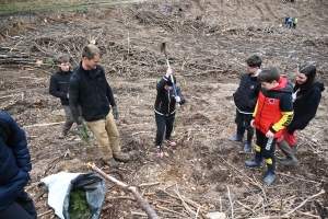 Yssingeaux : des collégiens de Jean-Monnet participent au reboisement d&#039;une forêt