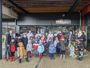 Riotord : les enfants de l&#039;école publique offrent un sapin revisité aux résidents de l&#039;Ehpad