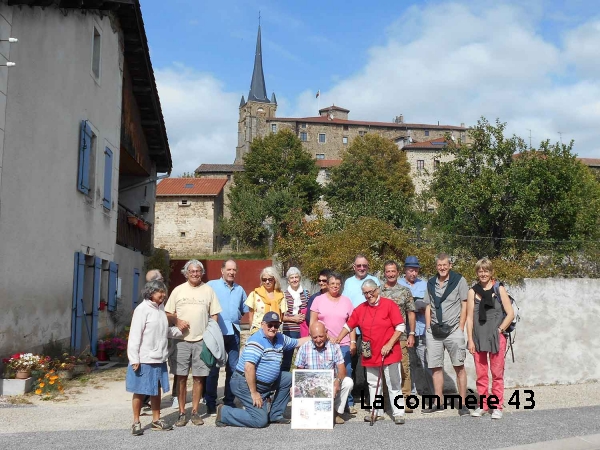 Les participants au départ de cette visite commentée avec, en arrière-plan, l’église et le château.||