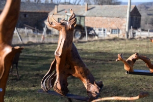 Champclause : ce berger expose des sculptures et une roulotte traditionnelle