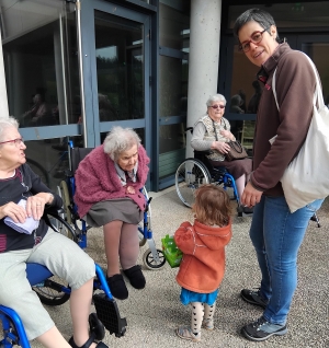 Saint-Pal-de-Chalencon : les bambins cherchent les oeufs dans le parc de l&#039;Ehpad