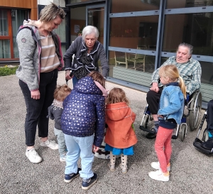 Saint-Pal-de-Chalencon : les bambins cherchent les oeufs dans le parc de l&#039;Ehpad