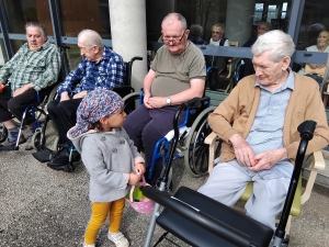 Saint-Pal-de-Chalencon : les bambins cherchent les oeufs dans le parc de l&#039;Ehpad