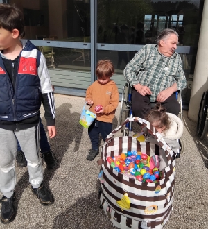 Saint-Pal-de-Chalencon : les bambins cherchent les oeufs dans le parc de l&#039;Ehpad