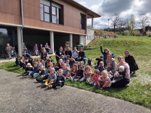 Saint-Pal-de-Chalencon : les bambins cherchent les oeufs dans le parc de l&#039;Ehpad