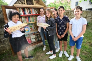 Montfaucon-en-Velay : une boîte à livres et un hôtel à insectes installés près de la gare