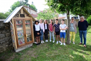 Montfaucon-en-Velay : une boîte à livres et un hôtel à insectes installés près de la gare