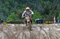 Les motos évoluent dans la boue.