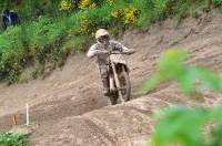 Les motos évoluent dans la boue.