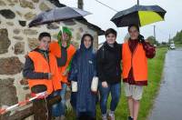 Lauriane, Matthieu, Clarence, Benjamin et Thomas sont des scouts bénévoles sur le moto-cross.