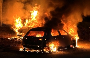 Trois voitures en feu dans la cour d&#039;un garage automobile à Beauzac