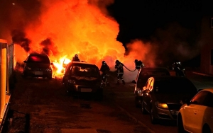 Trois voitures en feu dans la cour d&#039;un garage automobile à Beauzac