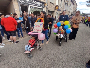 Sainte-Sigolène : double dose d&#039;eau et de confettis pour le défilé des classards (vidéo)