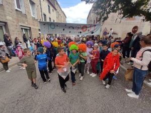 Sainte-Sigolène : double dose d&#039;eau et de confettis pour le défilé des classards (vidéo)