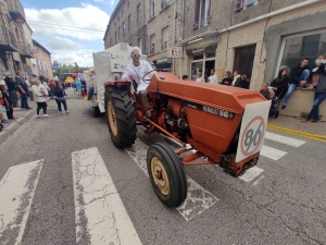 Sainte-Sigolène : double dose d&#039;eau et de confettis pour le défilé des classards (vidéo)