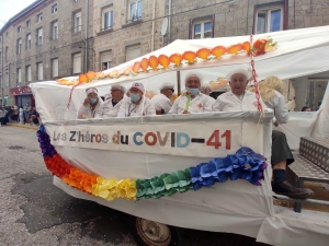 Sainte-Sigolène : double dose d&#039;eau et de confettis pour le défilé des classards (vidéo)