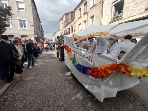 Sainte-Sigolène : double dose d&#039;eau et de confettis pour le défilé des classards (vidéo)