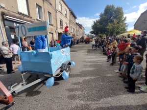 Sainte-Sigolène : double dose d&#039;eau et de confettis pour le défilé des classards (vidéo)