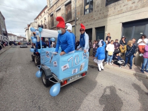 Sainte-Sigolène : double dose d&#039;eau et de confettis pour le défilé des classards (vidéo)