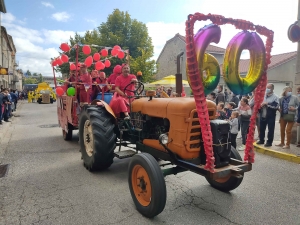 Sainte-Sigolène : double dose d&#039;eau et de confettis pour le défilé des classards (vidéo)