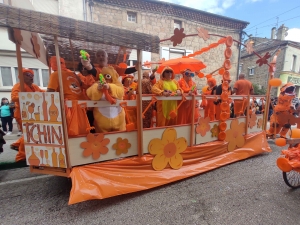 Sainte-Sigolène : double dose d&#039;eau et de confettis pour le défilé des classards (vidéo)