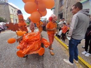 Sainte-Sigolène : double dose d&#039;eau et de confettis pour le défilé des classards (vidéo)