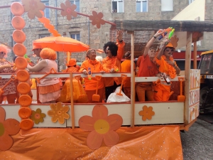 Sainte-Sigolène : double dose d&#039;eau et de confettis pour le défilé des classards (vidéo)