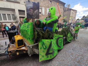 Sainte-Sigolène : double dose d&#039;eau et de confettis pour le défilé des classards (vidéo)