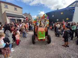 Sainte-Sigolène : double dose d&#039;eau et de confettis pour le défilé des classards (vidéo)