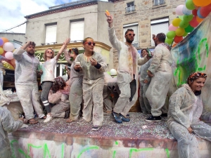 Sainte-Sigolène : double dose d&#039;eau et de confettis pour le défilé des classards (vidéo)