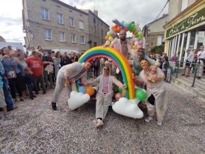 Sainte-Sigolène : double dose d&#039;eau et de confettis pour le défilé des classards (vidéo)