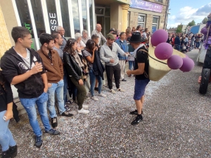 Sainte-Sigolène : double dose d&#039;eau et de confettis pour le défilé des classards (vidéo)