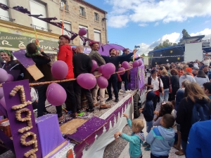 Sainte-Sigolène : double dose d&#039;eau et de confettis pour le défilé des classards (vidéo)