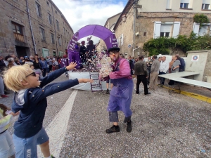 Sainte-Sigolène : double dose d&#039;eau et de confettis pour le défilé des classards (vidéo)