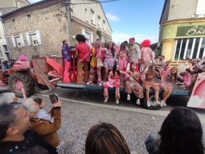 Sainte-Sigolène : double dose d&#039;eau et de confettis pour le défilé des classards (vidéo)