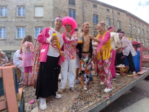 Sainte-Sigolène : double dose d&#039;eau et de confettis pour le défilé des classards (vidéo)