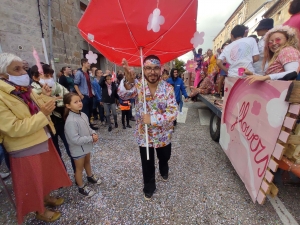 Sainte-Sigolène : double dose d&#039;eau et de confettis pour le défilé des classards (vidéo)