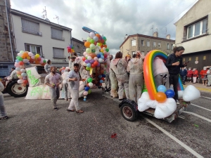 Sainte-Sigolène : double dose d&#039;eau et de confettis pour le défilé des classards (vidéo)