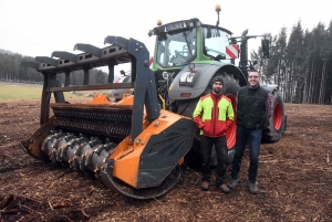 Florian Bouchet et Clément Bruyère ce samedi à Riotord à l&#039;occasion d&#039;une démonstration de broyage forestier