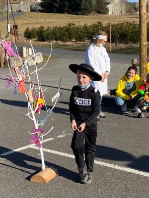 Montregard : Mardi-Gras à l&#039;école avec des enfants déguisés