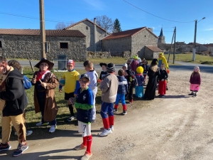 Montregard : Mardi-Gras à l&#039;école avec des enfants déguisés