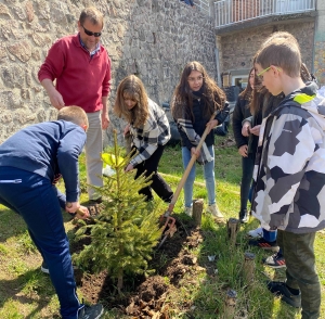 Dunières : les collégiens plantent deux arbres... et un slip