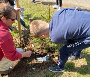 Dunières : les collégiens plantent deux arbres... et un slip