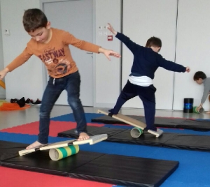 Monistrol-sur-Loire : activité cirque pour les enfants de l&#039;accueil de loisirs de Beauvoir