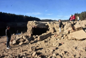 Lapte : les ruines de Piboulet, une attraction sortie des eaux au barrage de Lavalette